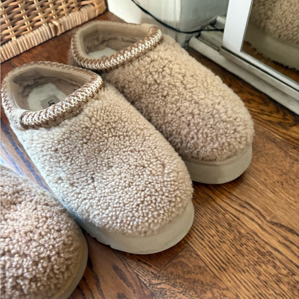 Ugg tax maxi curli. Size 8. Only wore once. Too small for me.